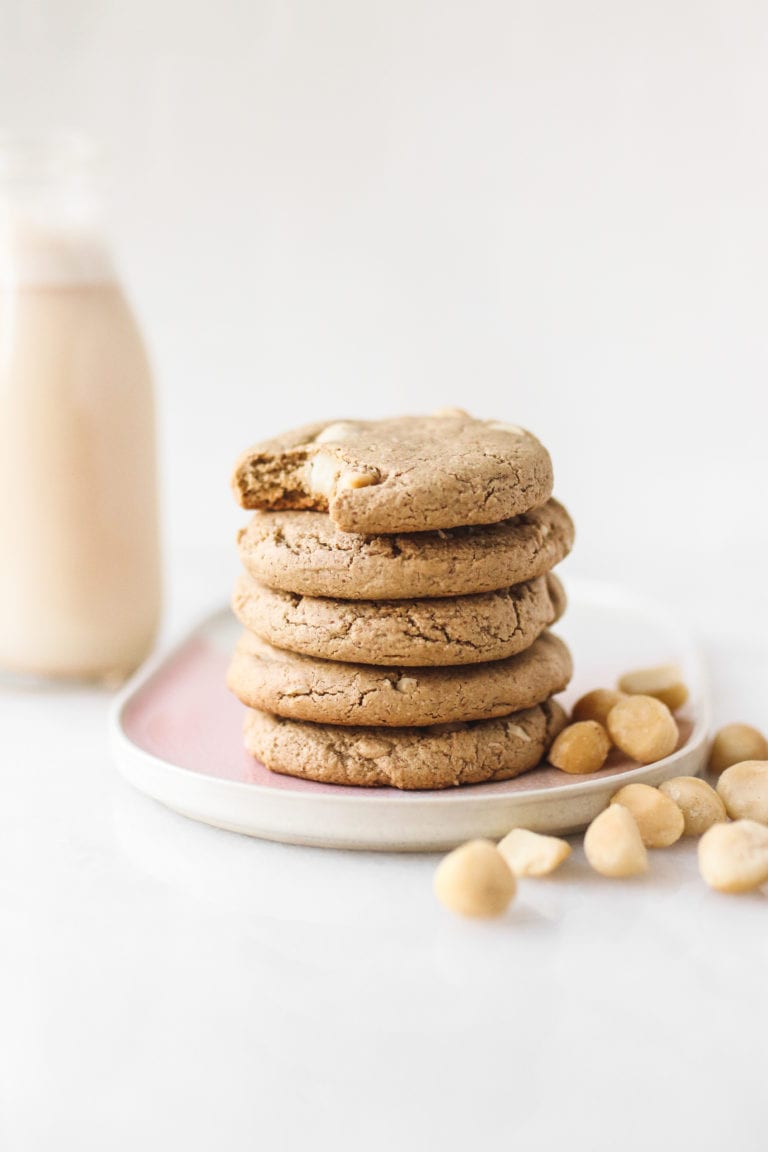 Vegan White Chocolate Macadamia Cookies by Veggiekins